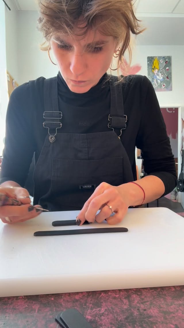 Klaudia przy pracy nad skórzanymi elementami torebki w pracowni UKLOU